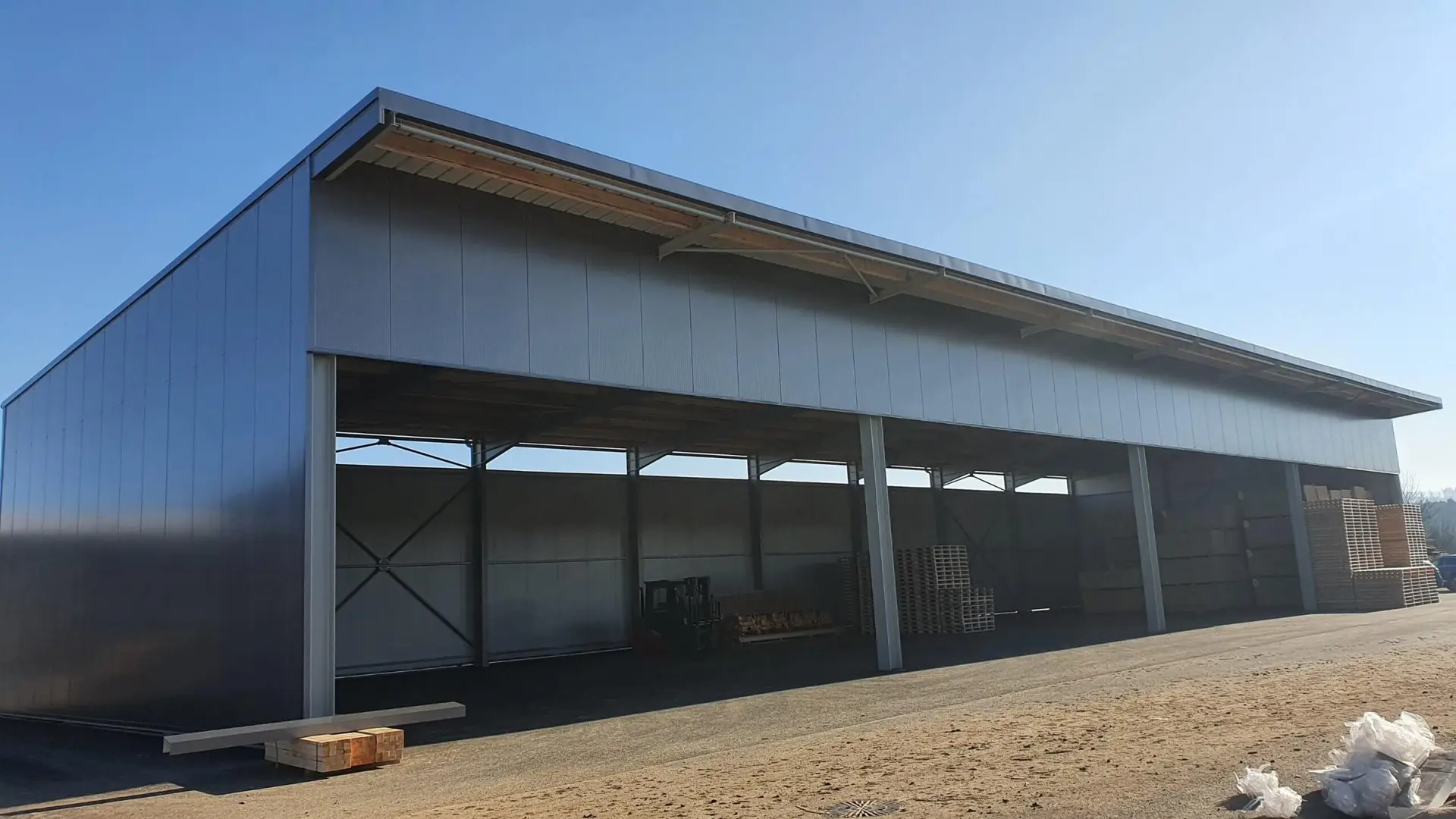 Přístřešek pro dřevařskou výrobu v lokalitě Mirkovice - Velešín, rozměry 15 x 48 m – fotografie 1