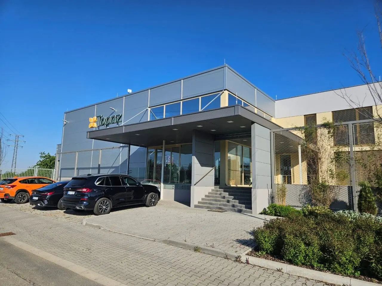 Velkoobchod s květinami v lokalitě Letkov u Plzně, rozměry 11,5 x 28 + 30 x 20,5 m – fotografie 1