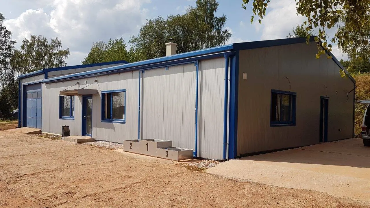 Administrativní budova s motoservisem v lokalitě Trutnov, rozměry 12 x 20 m – fotografie 1