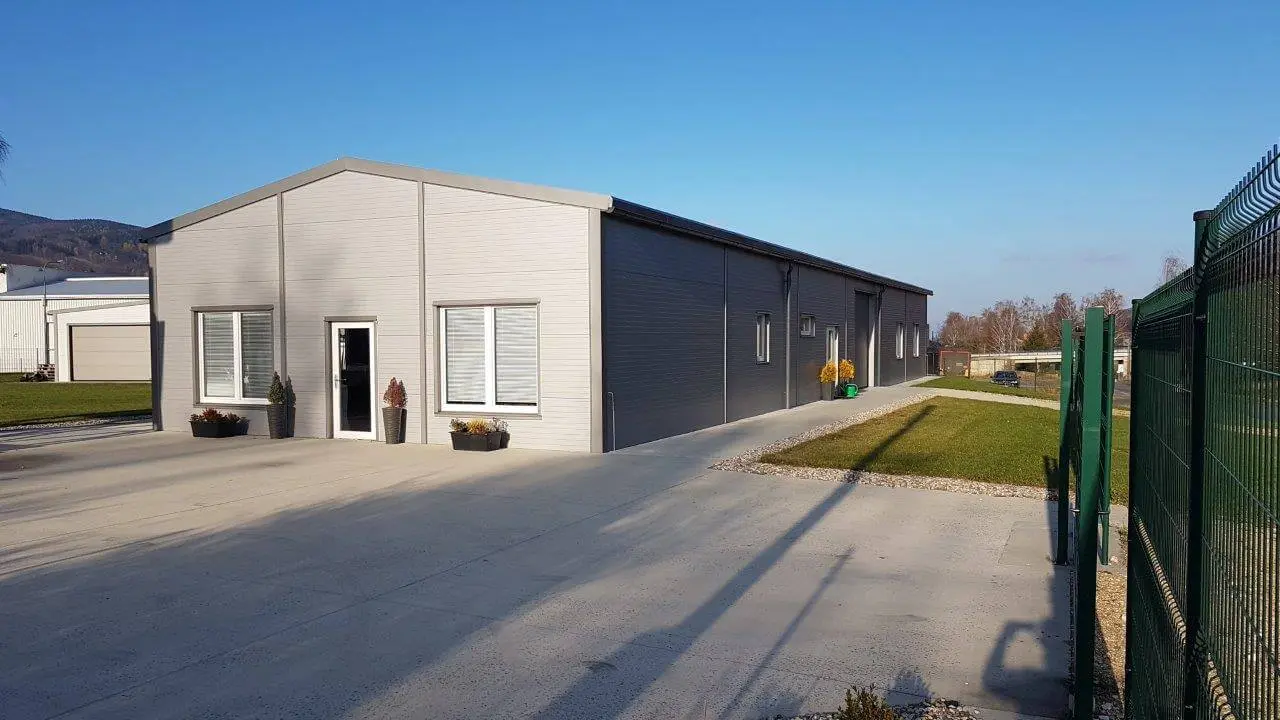Výrobní a skladové haly v lokalitě Bukovice u Jeseníka, rozměry 10 x 35 m a 12 x 23,5 m – fotografie 1