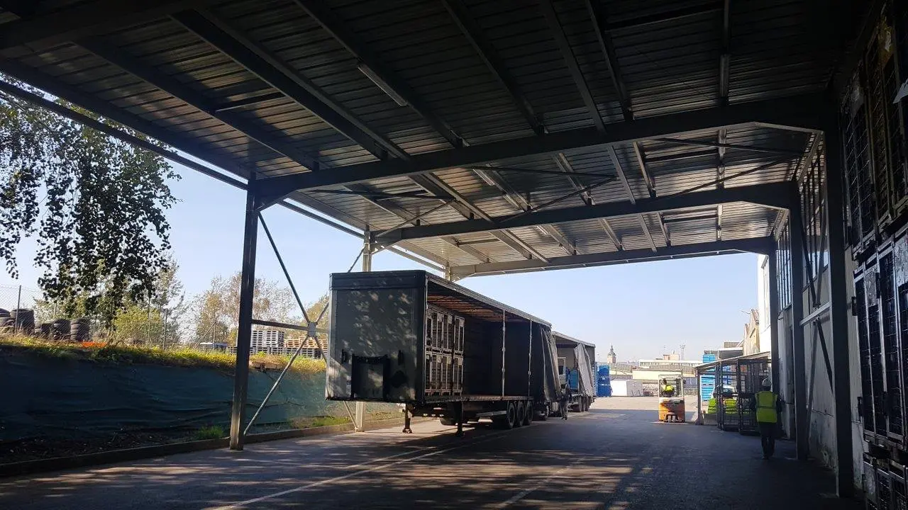 Přístřešek pro nakládku a vykládku - Lašek s.r.o. v lokalitě České Budějovice, rozměry 11 x 36 m – fotografie 1