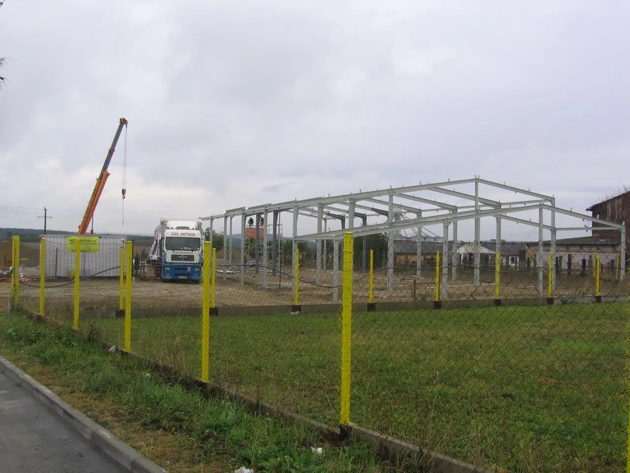 Skladová hala s administrativou v lokalitě Kožlany, rozměry 18 x 42 m s přístavkem 6 x 18 m – fotografie 3
