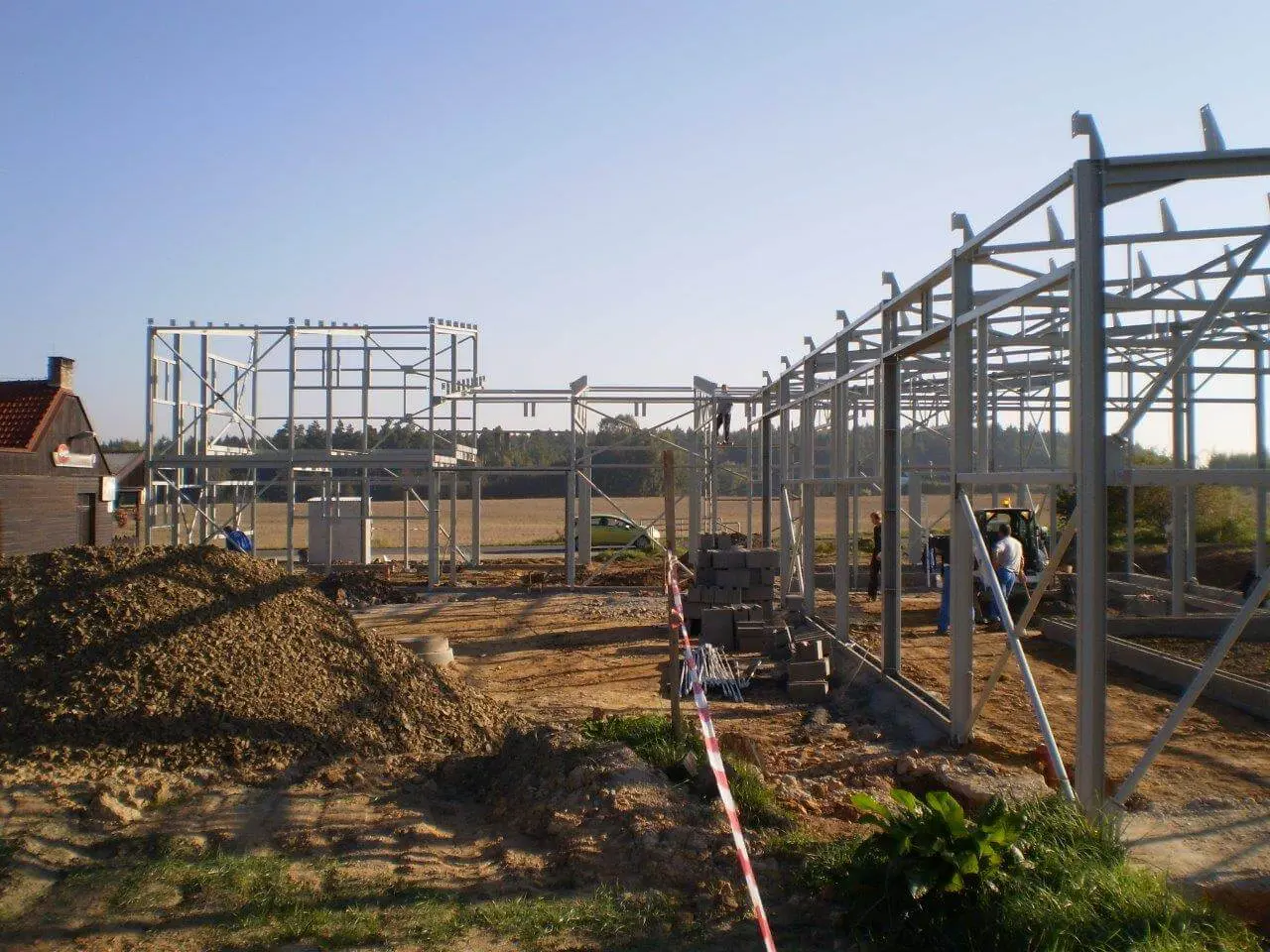 Administrativní budova s autoservisem v lokalitě Doksy u Kladna, rozměry 22,5 x 31 m – fotografie 5