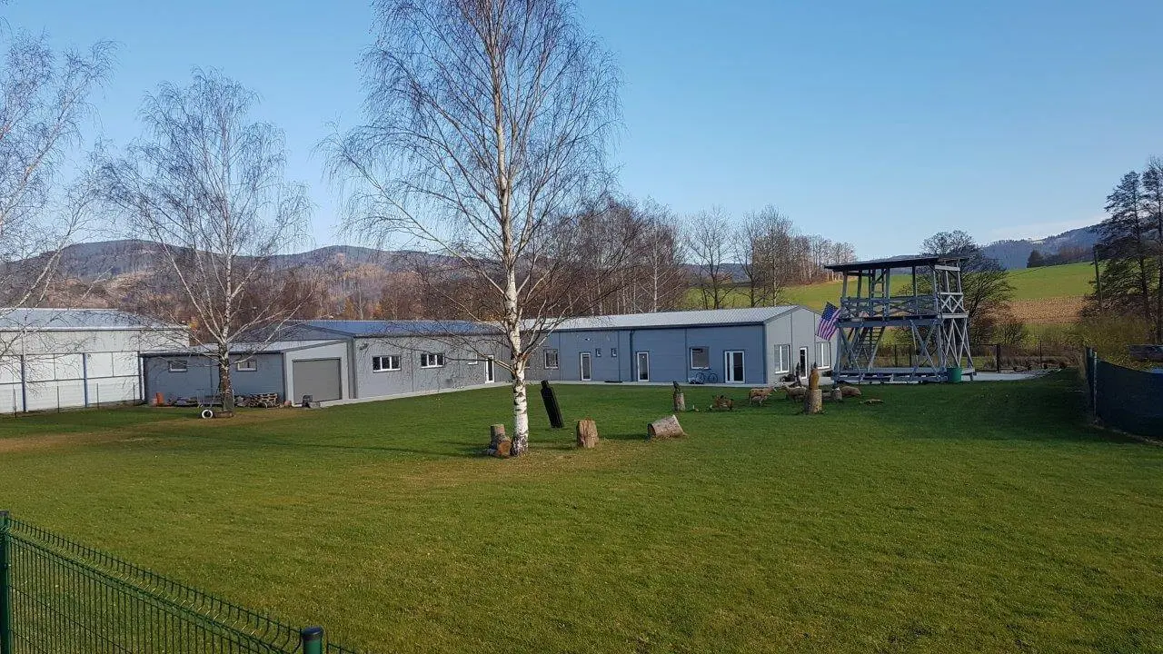 Výrobní a skladové haly v lokalitě Bukovice u Jeseníka, rozměry 10 x 35 m a 12 x 23,5 m – fotografie 9