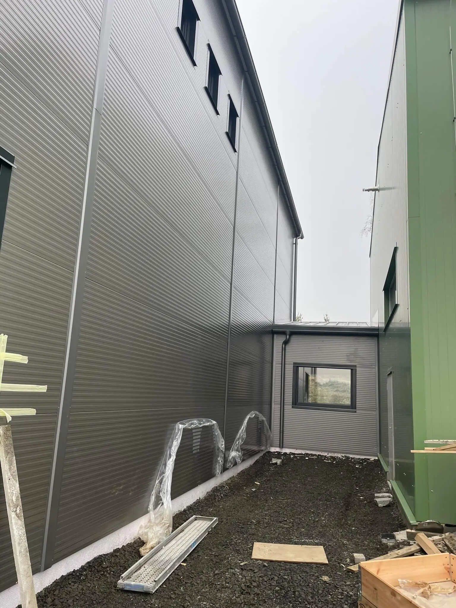 Výrobní a skladové haly v lokalitě Toužim, rozměry 12 x 31,5 m a 15 x 28 m – fotografie 13