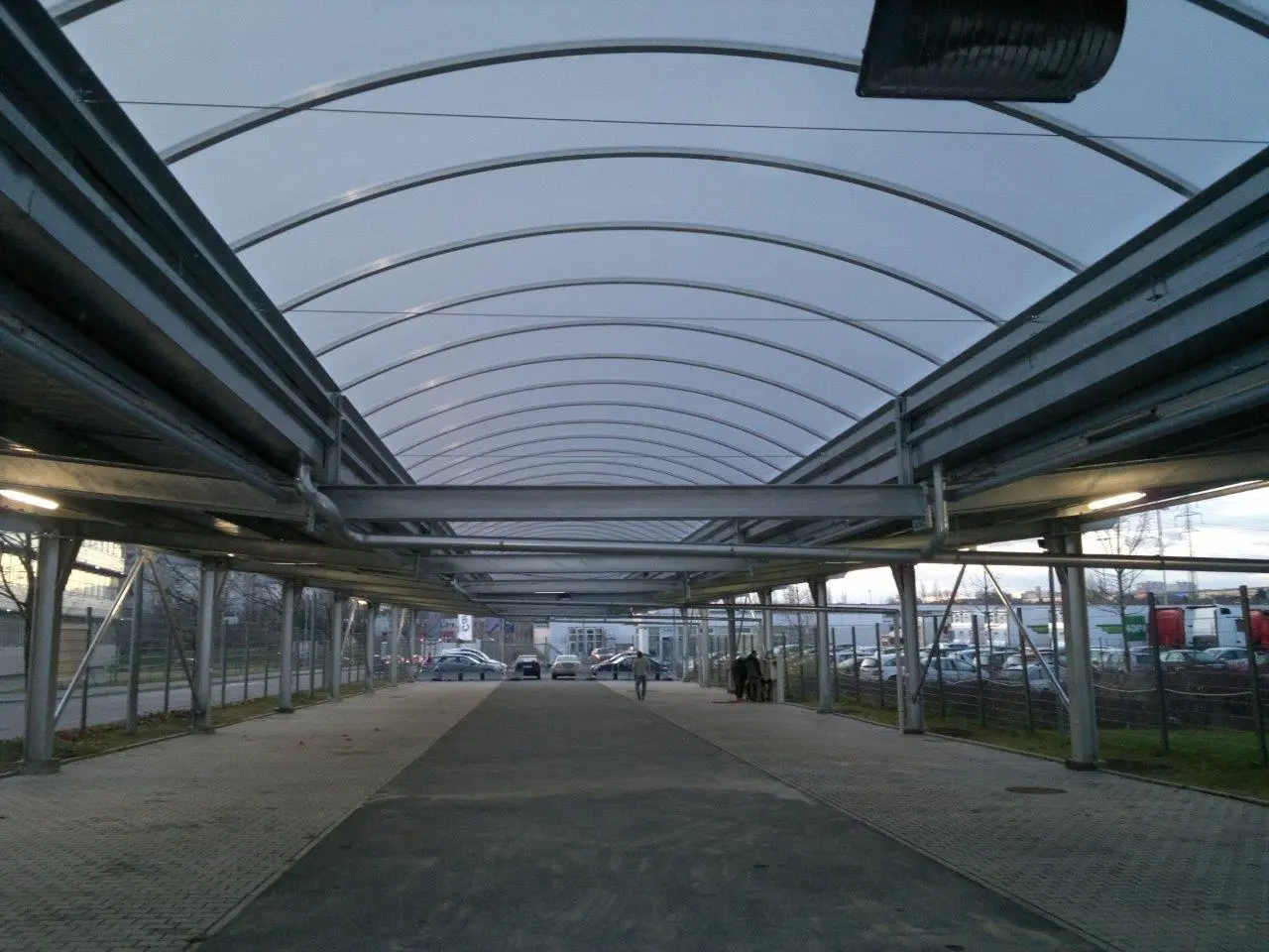 Přístřešek v lokalitě Praha, rozměry 16 x 60 m – fotografie 3