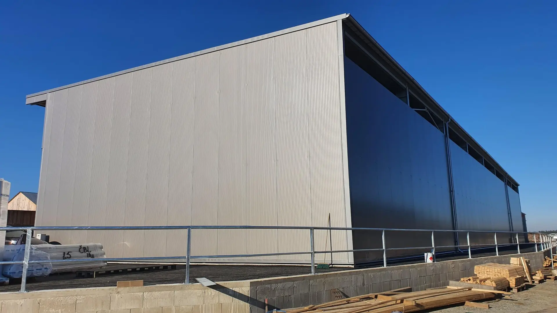 Přístřešek pro dřevařskou výrobu v lokalitě Mirkovice - Velešín, rozměry 15 x 48 m – fotografie 3