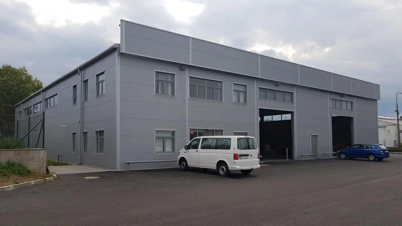 Výrobní hala v lokalitě České Budějovice, rozměry 2 x 16,5 x 35 m – fotografie 1