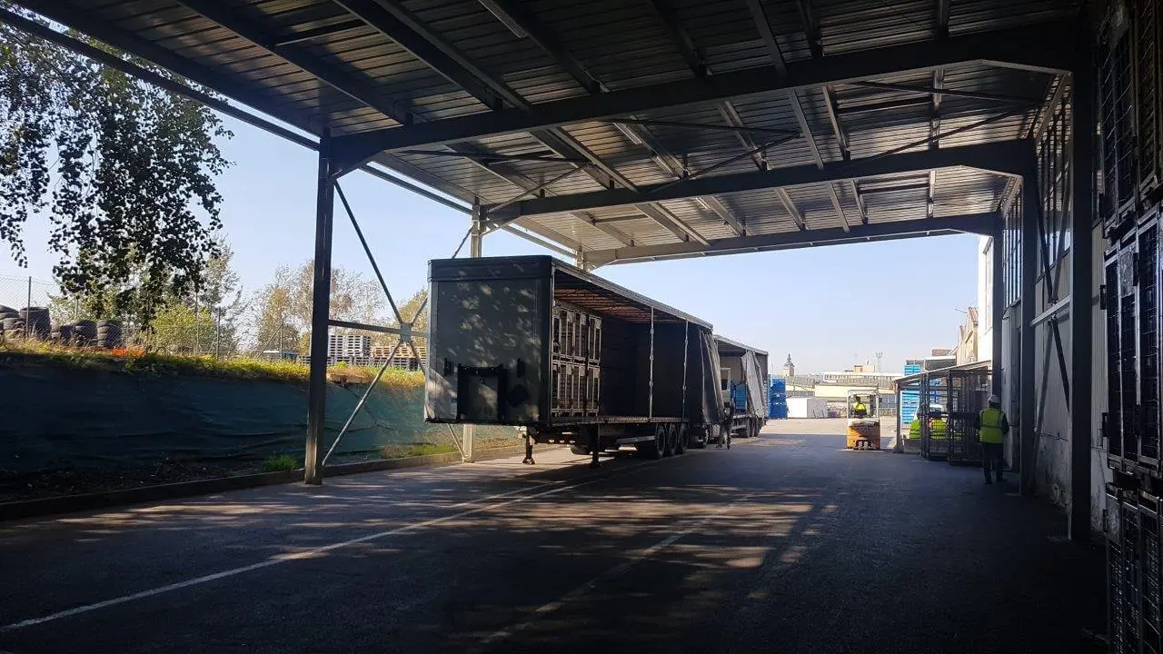 Přístřešek pro nakládku a vykládku - Lašek s.r.o. v lokalitě České Budějovice, rozměry 11 x 36 m – fotografie 3