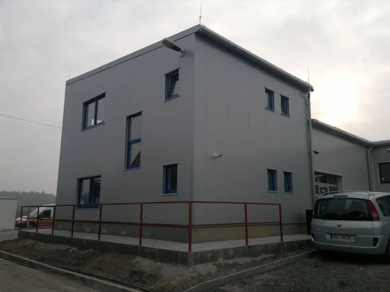 Administrativní budova s autoservisem v lokalitě Doksy u Kladna, rozměry 22,5 x 31 m – fotografie 2
